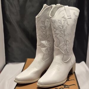 Brand new Ladies White Embroidered Cowgirl Boots size 8.5